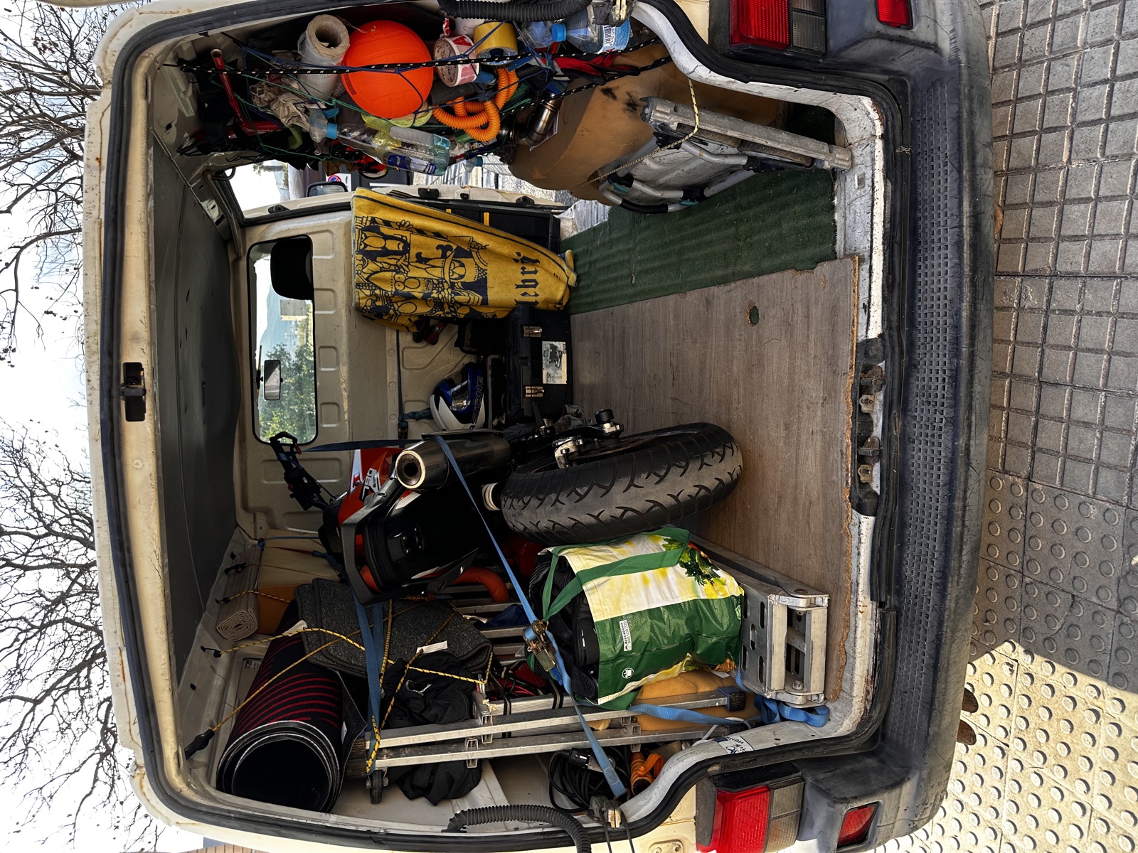 Interior de furgoneta Volkswagen T4 con carga asegurada