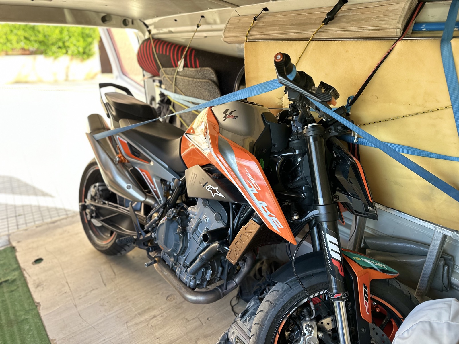 Motocicleta transportada y asegurada dentro de una Volkswagen T4